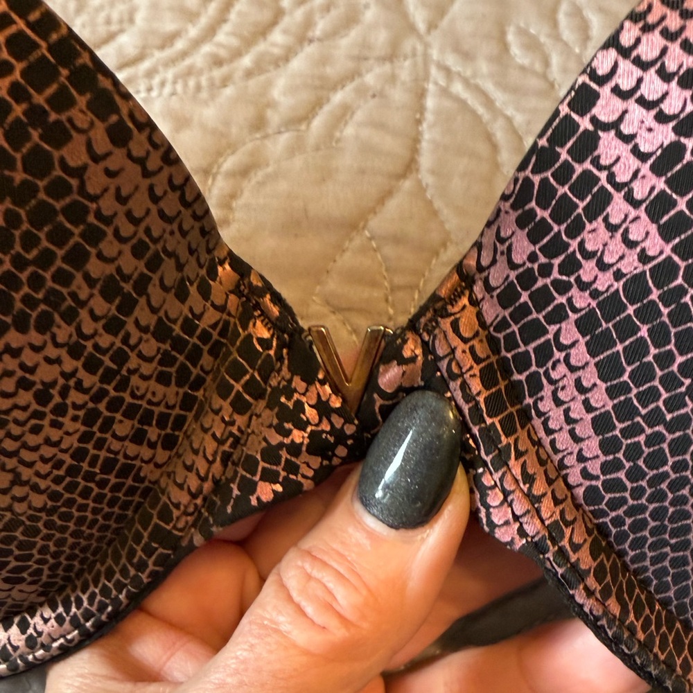 Victoria's Secret 32-D Black and Pink Snake Print Bra - Picture 2 of 9